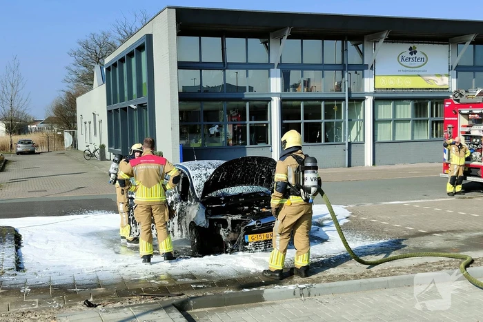 Geparkeerde auto vliegt in brand