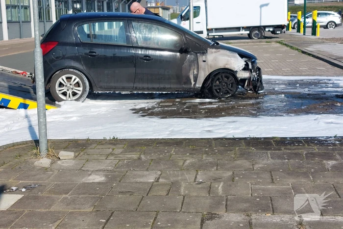 Geparkeerde auto vliegt in brand
