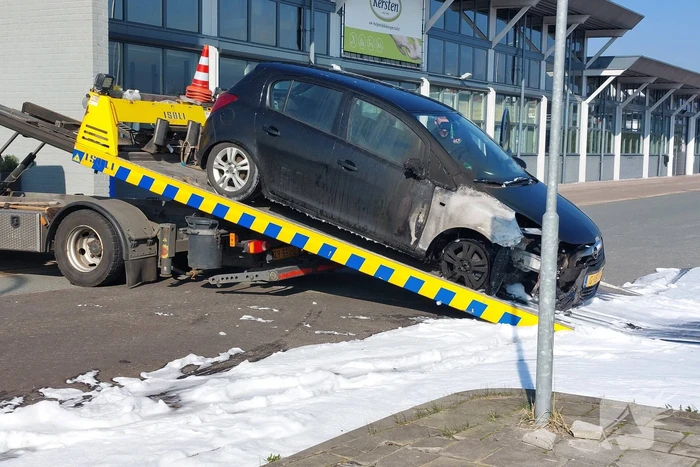 Geparkeerde auto vliegt in brand