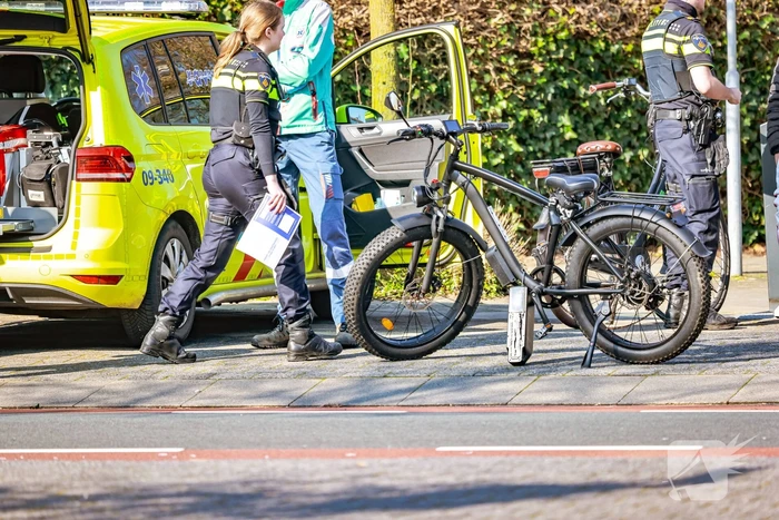 Fatbike met gashendel in botsing met e-bike en auto