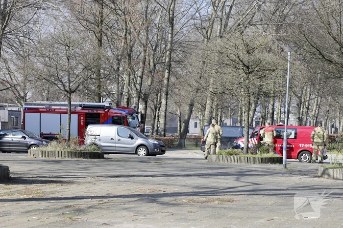 Brandweer haalt persoon uit vastzittende glazenwasserbak