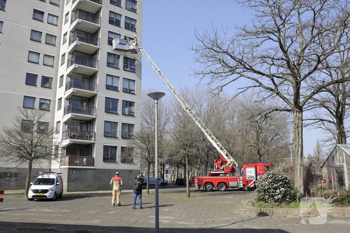 Brandweer haalt persoon uit vastzittende glazenwasserbak