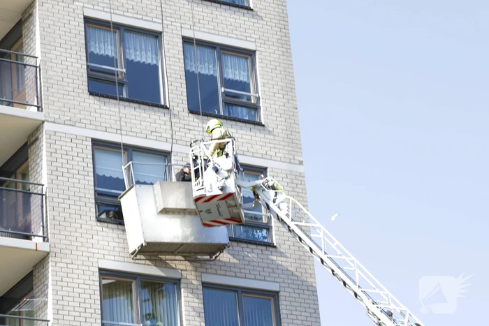 Brandweer haalt persoon uit vastzittende glazenwasserbak