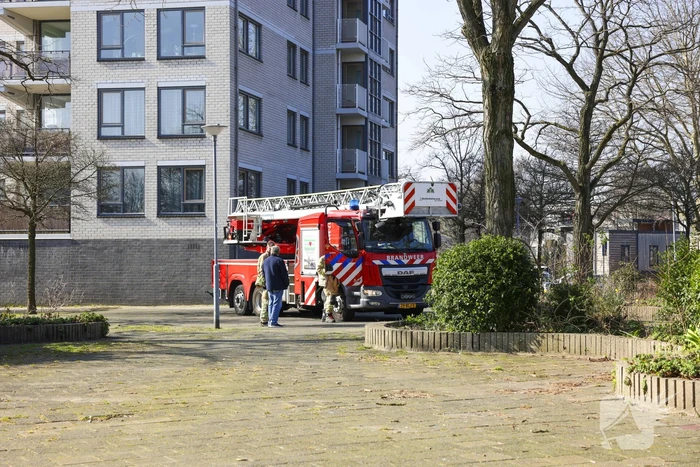 Brandweer haalt persoon uit vastzittende glazenwasserbak