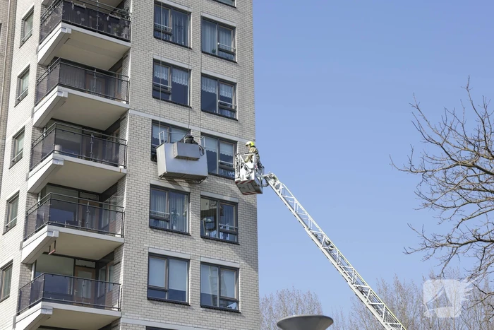 Brandweer haalt persoon uit vastzittende glazenwasserbak