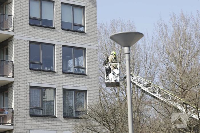 Brandweer haalt persoon uit vastzittende glazenwasserbak
