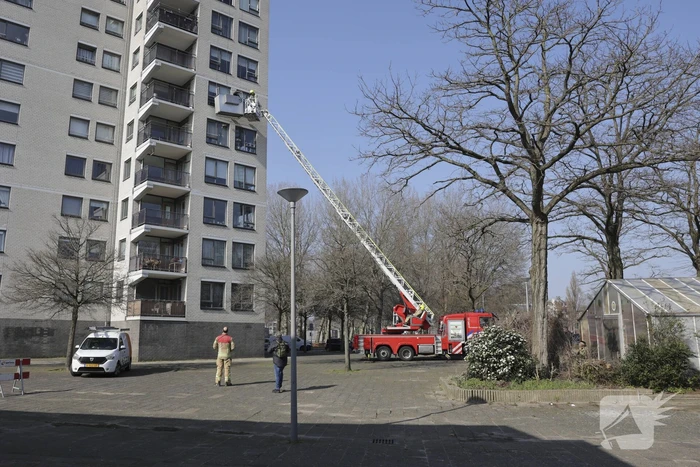 Brandweer haalt persoon uit vastzittende glazenwasserbak