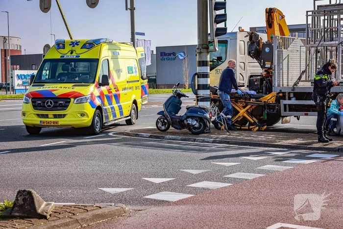 Scooterrijdster gewond bij botsing met vrachtwagen