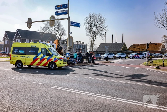 Scooterrijdster gewond bij botsing met vrachtwagen