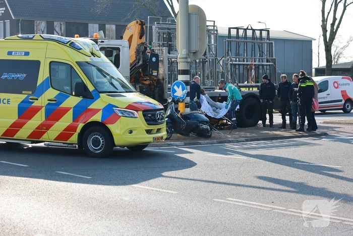 Scooterrijdster gewond bij botsing met vrachtwagen