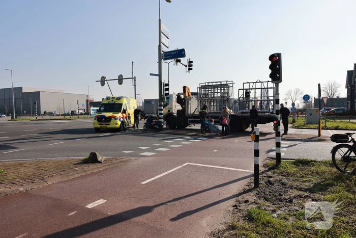 Scooterrijdster gewond bij botsing met vrachtwagen