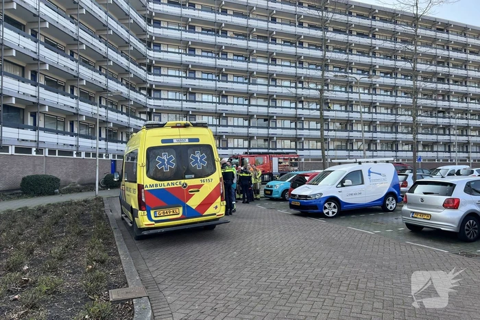 Hulpdiensten ingezet voor persoon met onbegrepen gedrag in flat