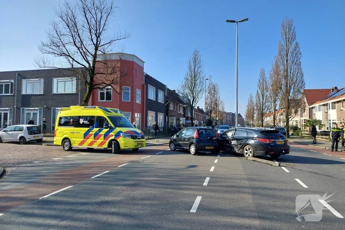 Auto's zwaar beschadigd door aanrijding