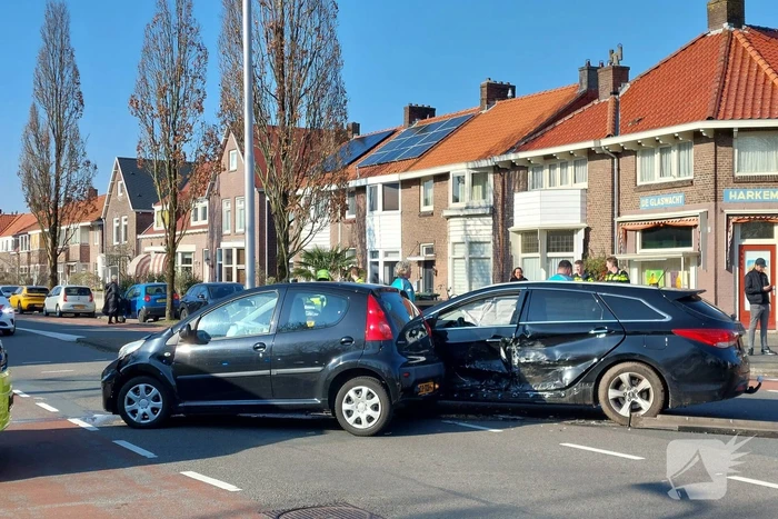 Auto's zwaar beschadigd door aanrijding