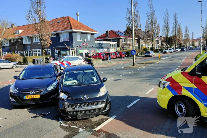 Auto's zwaar beschadigd door aanrijding