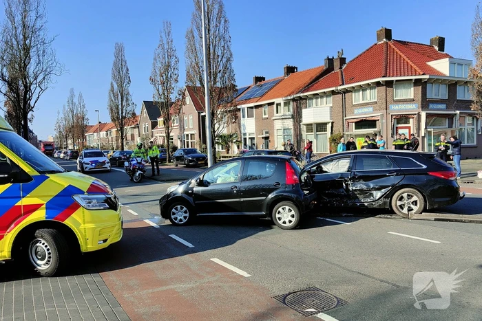 Auto's zwaar beschadigd door aanrijding