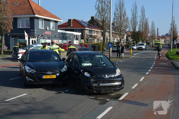 Auto's zwaar beschadigd door aanrijding