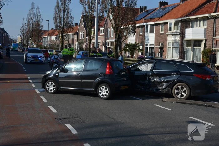 Auto's zwaar beschadigd door aanrijding