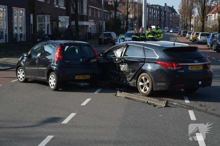 Auto's zwaar beschadigd door aanrijding