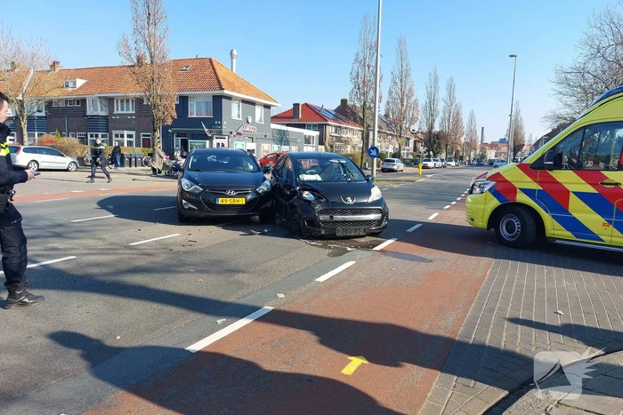 Auto's zwaar beschadigd door aanrijding