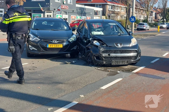 Auto's zwaar beschadigd door aanrijding