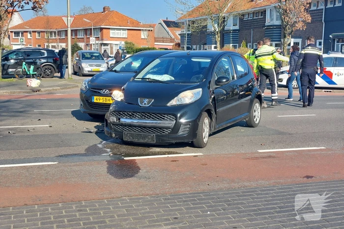 Auto's zwaar beschadigd door aanrijding