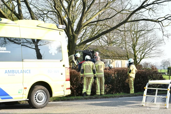 Auto raakt van de weg en belandt op zijkant in voortuin