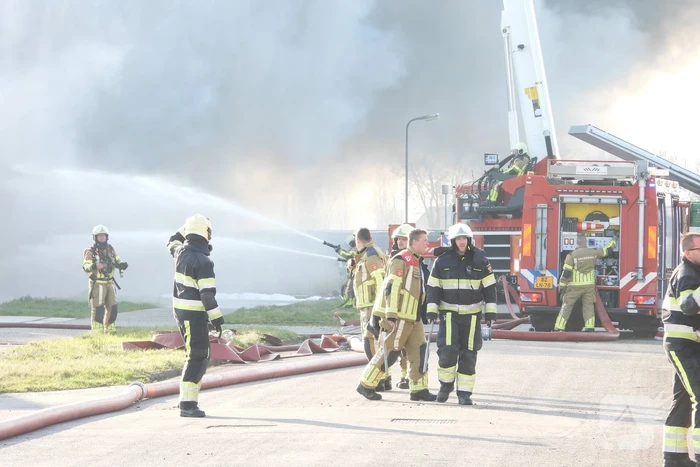 Forse rookontwikkeling bij grote uitslaande brand in loods