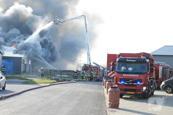 Forse rookontwikkeling bij grote uitslaande brand in loods