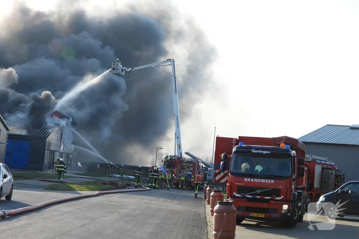Forse rookontwikkeling bij grote uitslaande brand in loods