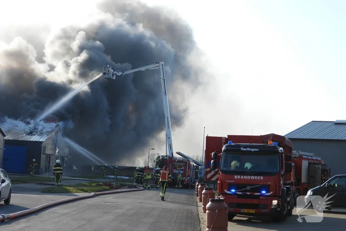 Forse rookontwikkeling bij grote uitslaande brand in loods