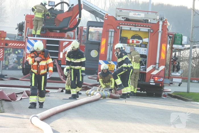 Forse rookontwikkeling bij grote uitslaande brand in loods