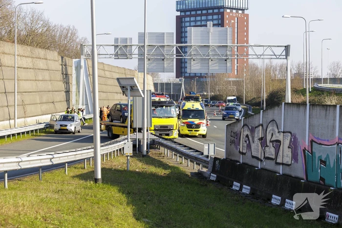 Ongeval op snelweg tussen meerdere voertuigen