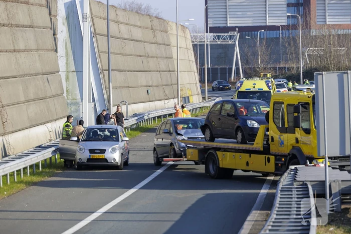 Ongeval op snelweg tussen meerdere voertuigen