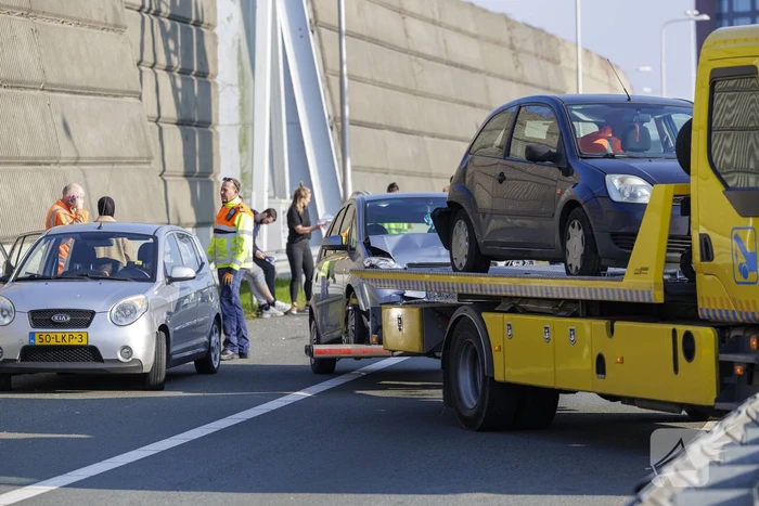 Ongeval op snelweg tussen meerdere voertuigen