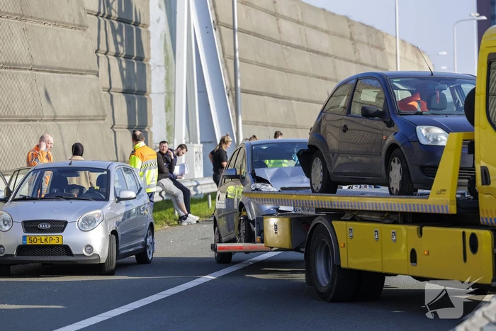 Ongeval op snelweg tussen meerdere voertuigen