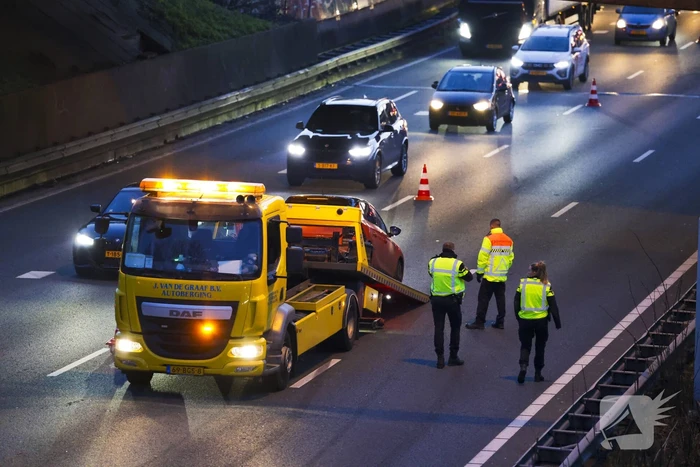 Vrachtwagen botst achterop personenauto