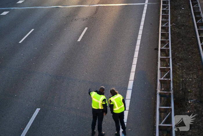 Vrachtwagen botst achterop personenauto