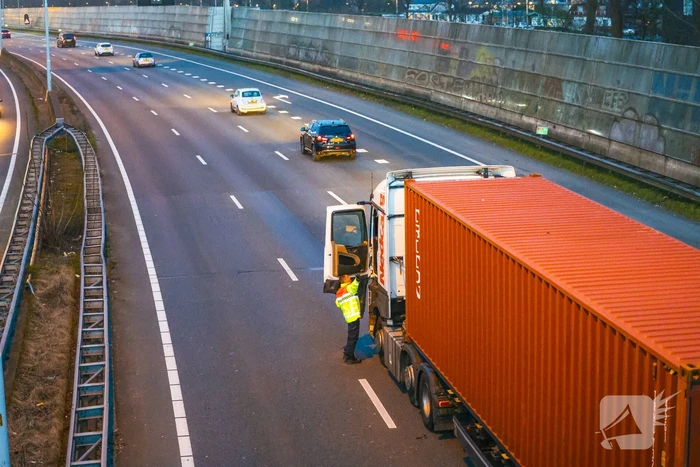 Vrachtwagen botst achterop personenauto