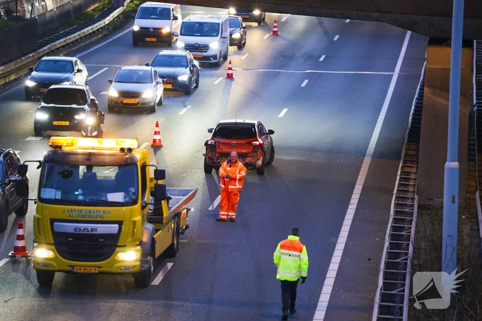 Vrachtwagen botst achterop personenauto