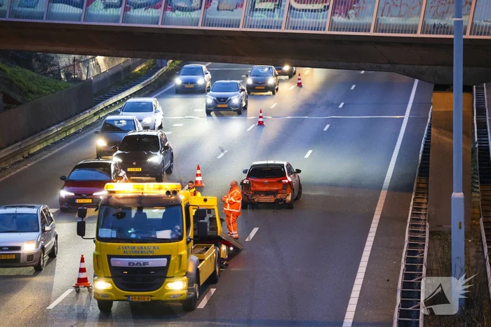 Vrachtwagen botst achterop personenauto