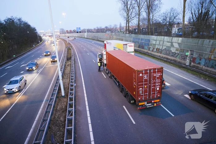 Vrachtwagen botst achterop personenauto