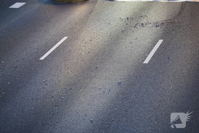 Vrachtwagen botst achterop personenauto