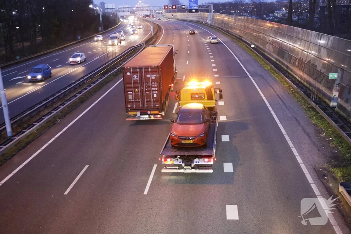 Vrachtwagen botst achterop personenauto