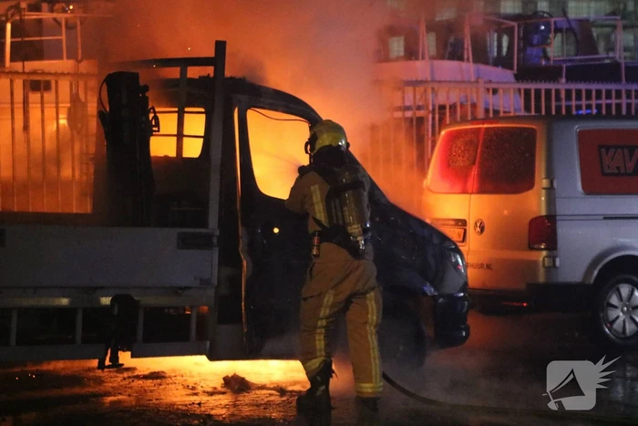 Voertuig volledig verwoest door brand