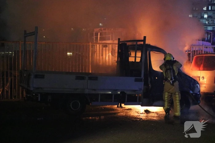 Voertuig volledig verwoest door brand