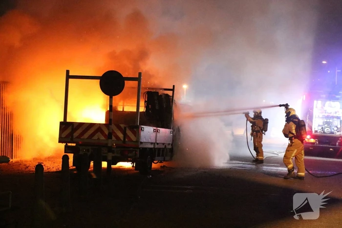 Voertuig volledig verwoest door brand
