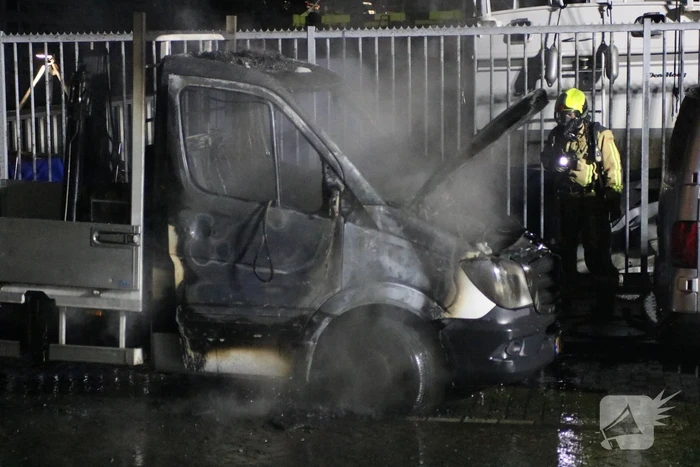 Voertuig volledig verwoest door brand