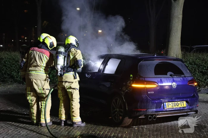 Geparkeerde auto grotendeels uitgebrand