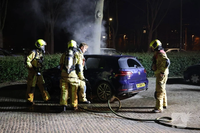 Geparkeerde auto grotendeels uitgebrand